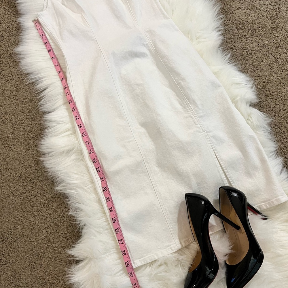 Elegant White Sleeveless Dress